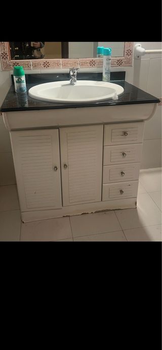 Mueble de baño con lavabo y espejo