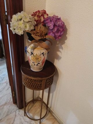 Mesita decorativa y jarrón de cerámica