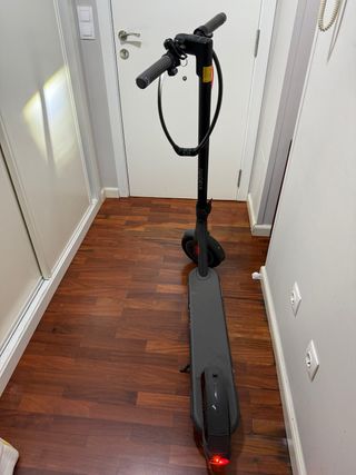 Patinete Eléctrico Xiaomi 4 Plus gris oscuro.
