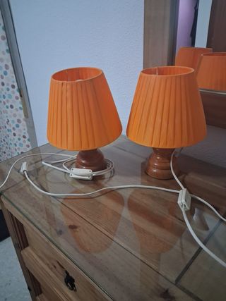 Lámparas de mesa naranjas y marrones