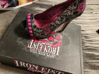 Zapatos Iron Fist Calaveras Rosas