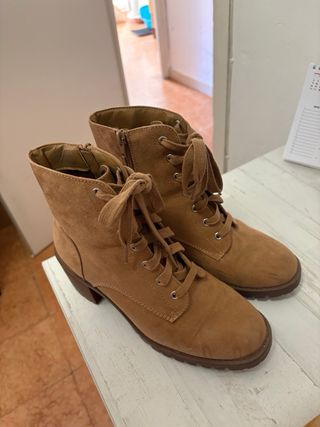 Botines de tacón con cordones