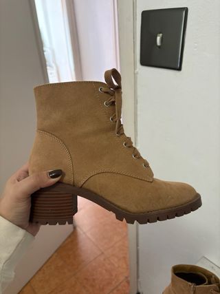 Botines de tacón con cordones