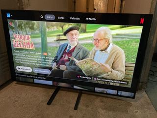 LG 43" 4K UHD Smart TV Como Nueva