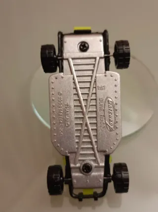 Coche de carreras de juguete amarillo