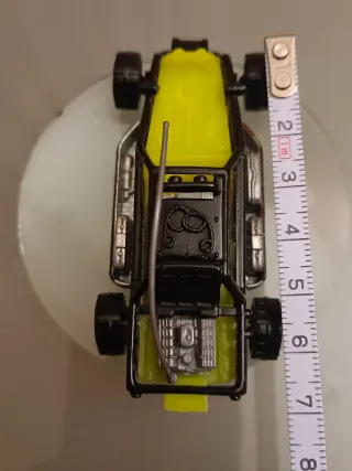 Coche de carreras de juguete amarillo