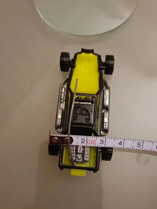 Coche de carreras de juguete amarillo