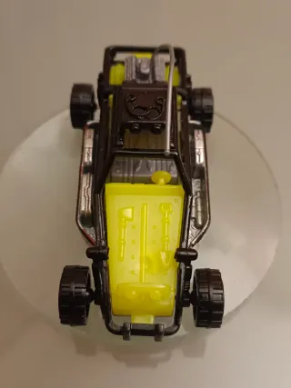 Coche de carreras de juguete amarillo