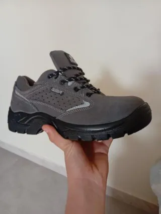 Zapatos de trabajo grises