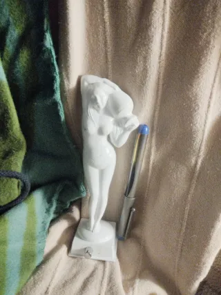 Mechero de figura femenina