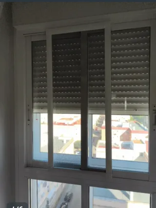 Ventana aluminio con persiana y mosquitera