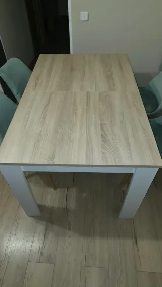 Mesa de comedor y 4 sillas