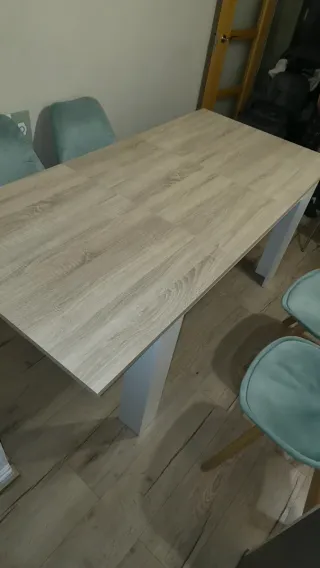 Mesa de comedor y 4 sillas