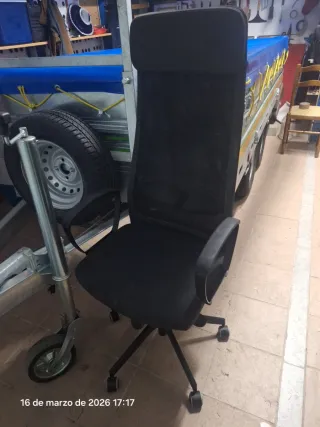 Silla de oficina ergonómica negra