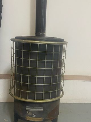Estufa de leña metálica