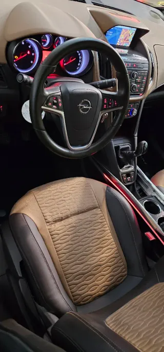 Opel Zafira Tourer 2012