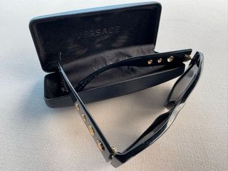 Gafas de sol Versace negras y doradas