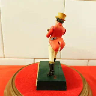 Figura J. Walker con campana di vetro