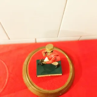 Figura J. Walker con campana di vetro