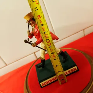 Figura J. Walker con campana di vetro