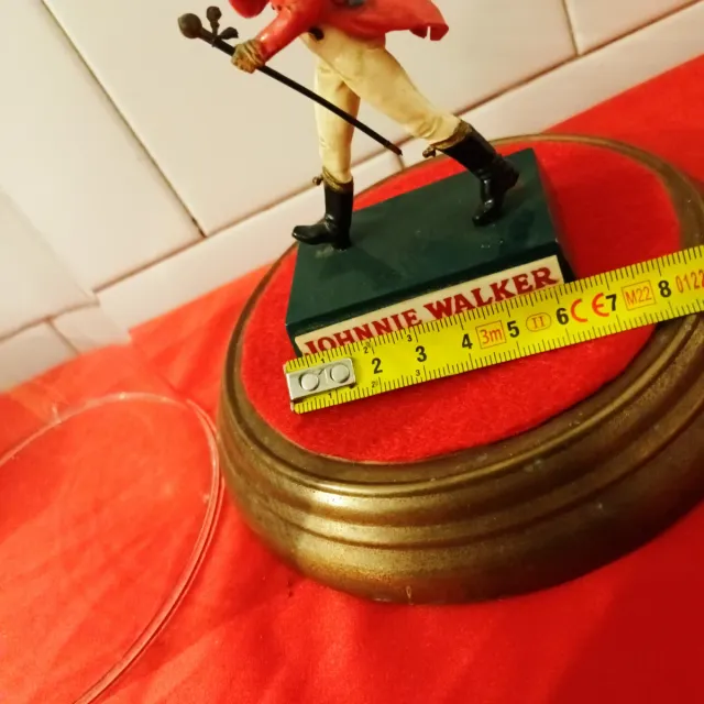 Figura J. Walker con campana de cristal