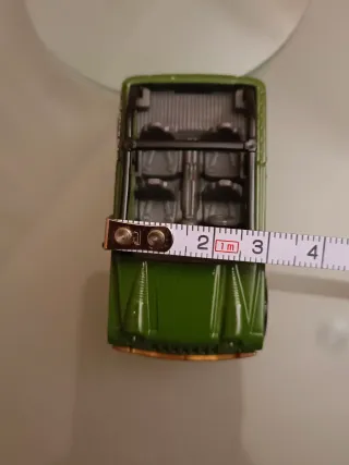 Coche de juguete verde