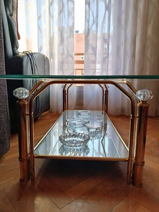 Mesa centro cristal y metal dorado