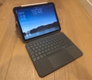 iPad Air 5 64GB con Apple Pencil y funda Logitech