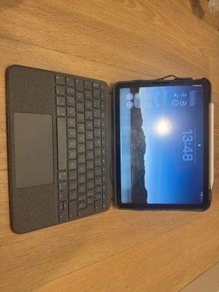 iPad Air 5 64GB con Apple Pencil y funda Logitech