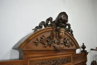 Antigua cama Isabelina de nogal