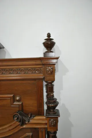 Antigua cama Isabelina de nogal