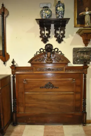 Antigua cama Isabelina de nogal