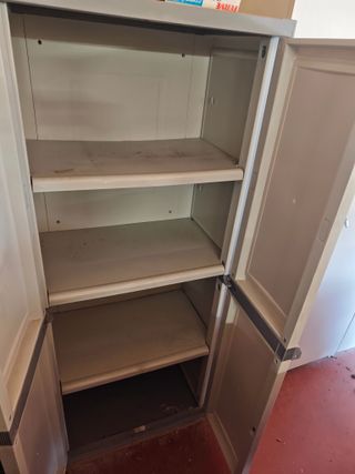 Armarios de resina blancos y grises