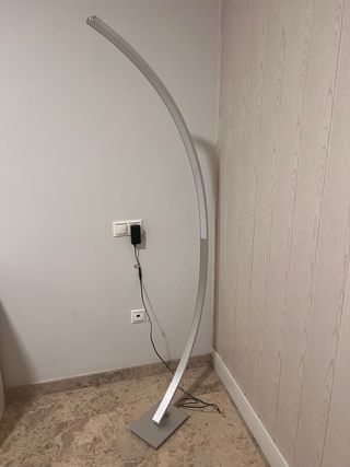 Lámpara de pie LED curva moderna.