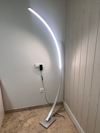 Lámpara de pie LED curva moderna.