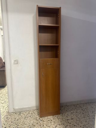 Estantería de madera alta con cajón y puerta