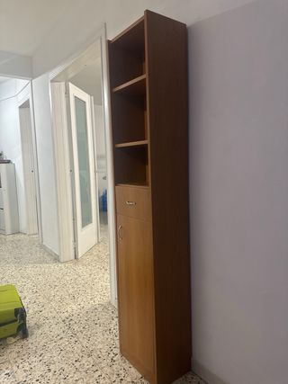 Estantería de madera alta con cajón y puerta