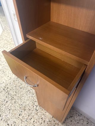 Estantería de madera alta con cajón y puerta