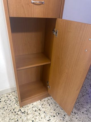 Estantería de madera alta con cajón y puerta