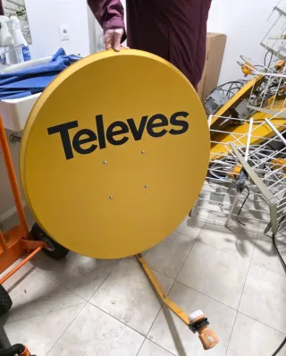 Antena Parabólica y Antena UHF Televes.