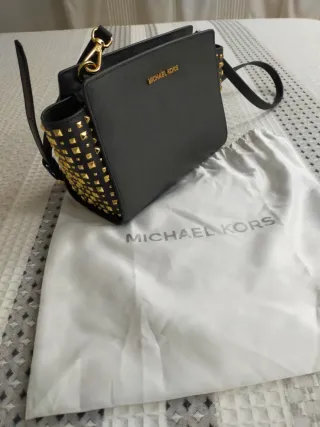 Bolso Michael Kors Negro con Tachuelas Doradas