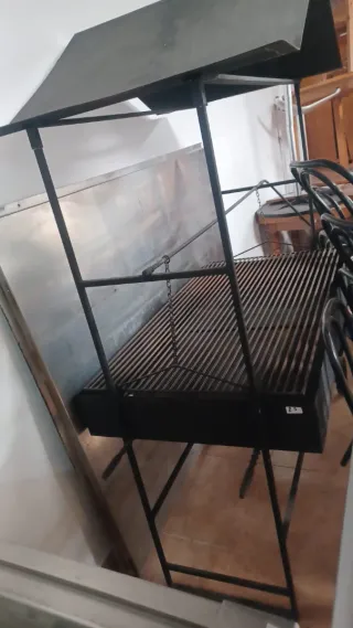 Barbacoa metálica negra y plateada