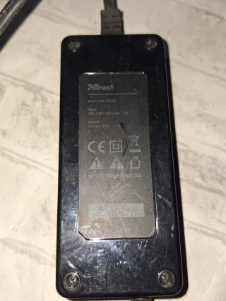 Cargador portátil marca trust 19v 1.4A