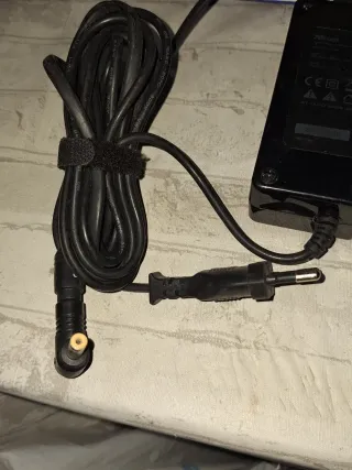 Cargador portátil marca trust 19v 1.4A