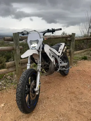 Aprilia SX Supermotard Blanca del 2016