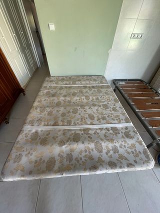 Somier cama grande beige y dorado
