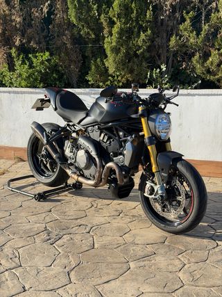 Ducati Monster 1200 S Negra