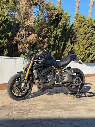 Ducati Monster 1200 S Negra