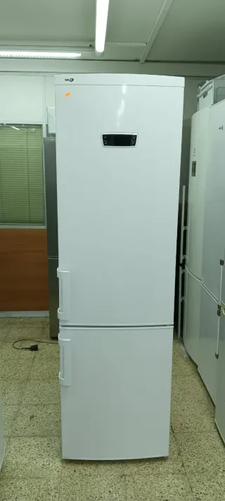 Nevera SAIVOD blanca con pantalla digital 200 x 60