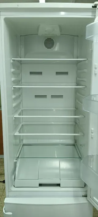 Nevera SAIVOD blanca con pantalla digital 200 x 60